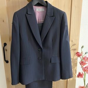 Tahari pant suit